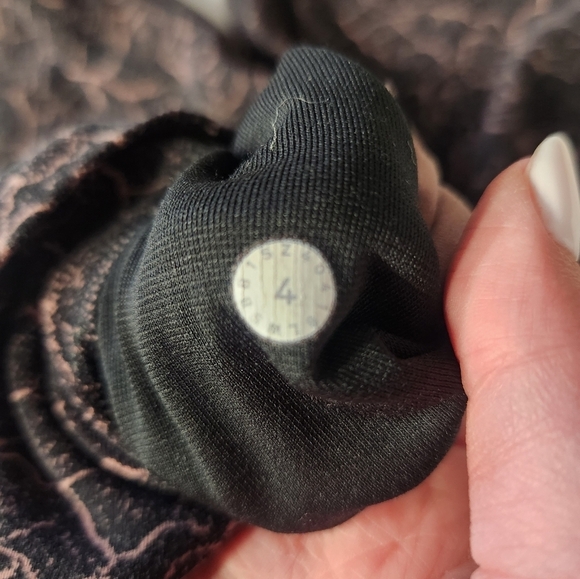 Lululemon Align Cropped Leggings Lace Pattern Size 4 - Picture 4 of 7